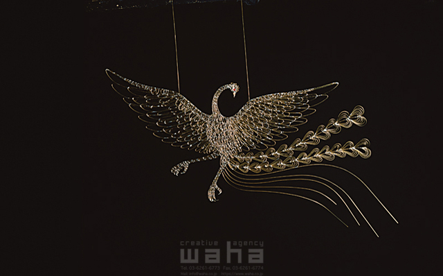 イラスト＆写真のストックフォトwaha（ワーハ）　キャラクター、動物、鳥、魚、昆虫、針金、ワイヤー、鳥、孔雀、鳳凰、翼、広げる、飛ぶ、羽ばたく、自由、開放感、スタート　藤掛 正邦　11-0355c