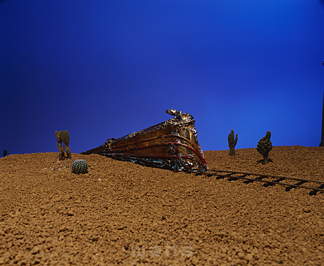 イラスト＆写真のストックフォトwaha（ワーハ）　乗り物、線路、スタート、前進、目指す、青空、砂漠　藤掛 正邦　11-0356c