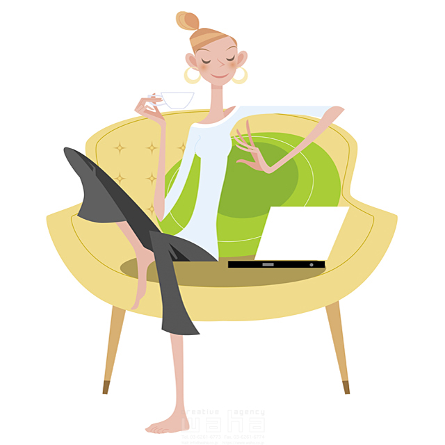 イラスト＆写真のストックフォトwaha（ワーハ）　リビング、女性、パソコン、ITライフ、リラックス、休憩、椅子、座る、腰掛ける、インテリア、家具、飲む、飲み物、お茶、ノートパソコン　Tatsuya　14-0114b