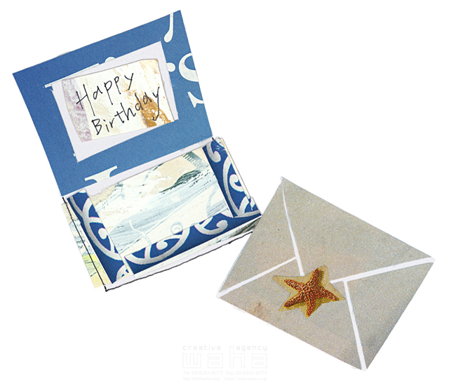 イラスト＆写真のストックフォトwaha（ワーハ）　プレゼント、記念日、オブジェ、物、愛情、バースデーカード、お誕生日カード、手紙、封筒、贈る、届ける、お祝い、メッセージ、メモリアル　石坂 香　15-1040b