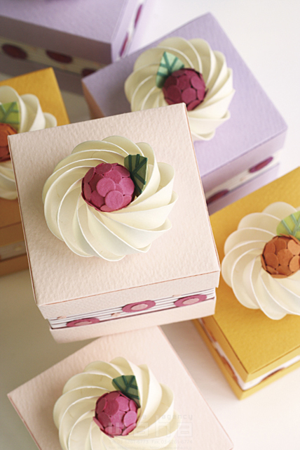イラスト＆写真のストックフォトwaha（ワーハ）　食べ物、お菓子、ケーキ、クラフト、ペーパークラフト　堀井 聡子　18-2405b