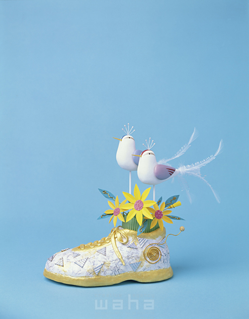 イラスト＆写真のストックフォトwaha（ワーハ）　立体、クラフト、スニーカー、靴、鳥　鈴木 ゆみ子　4-0855c