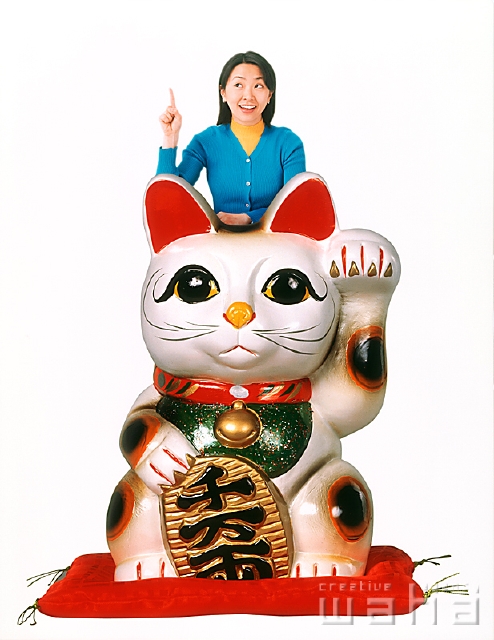 イラスト＆写真のストックフォトwaha（ワーハ）　人物、日本人、合成、女性、20代、30代、イメージ、招き猫、白バック　p1-0076b