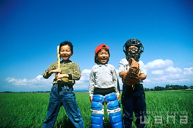 イラスト＆写真のストックフォトwaha（ワーハ）　人物、日本人、子供、小学生、スポーツ、公園、運動、野球、こども、子ども　p1-0185a
