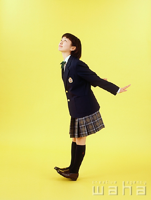 イラスト＆写真のストックフォトwaha（ワーハ）　人物、日本人、高校生、夢、考える、白バック、女子高生、中学生、学生、生徒、制服、学生服　p1-0604a