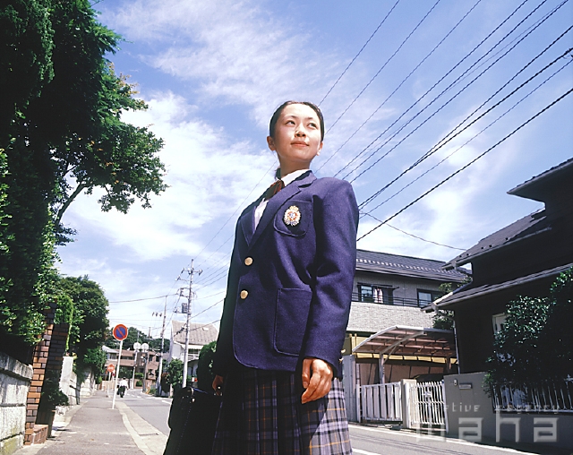 イラスト＆写真のストックフォトwaha（ワーハ）　人物、日本人、高校生、夢、考える、女子高生、中学生、学生、生徒、制服、学生服　p1-0618a