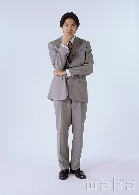 イラスト＆写真のストックフォトwaha（ワーハ）　人物、日本人、ビジネス、ビジネスマン、男性、夢、考える、仕事、働く、サラリーマン、白バック　p1-0849a