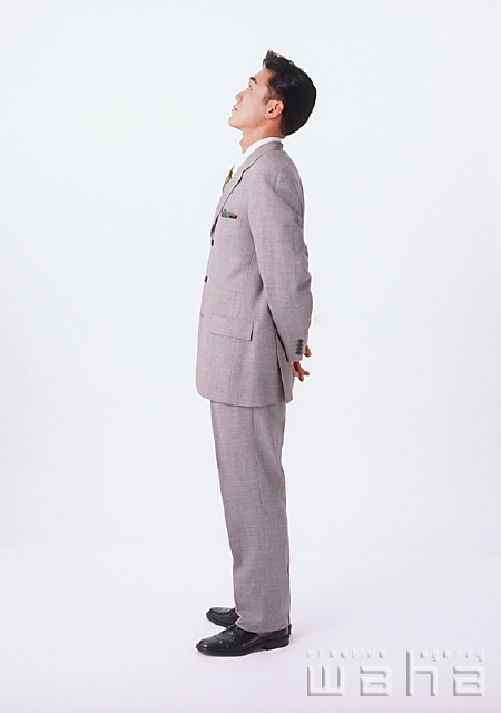 イラスト＆写真のストックフォトwaha（ワーハ）　人物、日本人、ビジネス、ビジネスマン、男性、夢、考える、仕事、働く、サラリーマン、白バック　p1-0855a