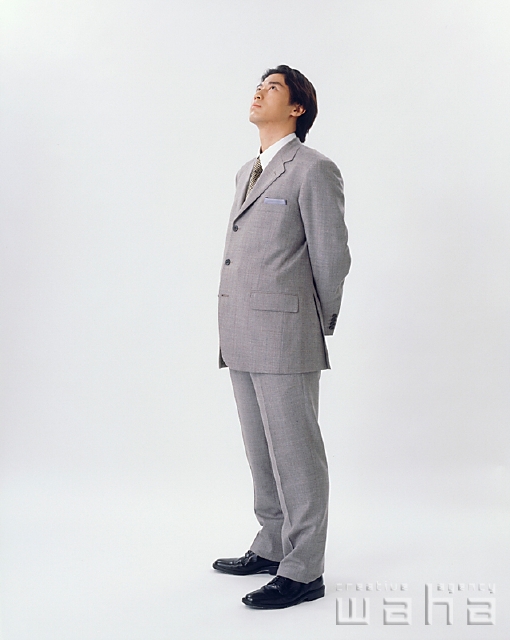 イラスト＆写真のストックフォトwaha（ワーハ）　人物、日本人、ビジネス、ビジネスマン、男性、夢、考える、仕事、働く、サラリーマン、白バック　p1-0869a