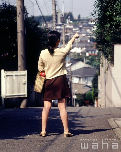 イラスト＆写真のストックフォトwaha（ワーハ）　人物、日本人、女性、20代、30代、主婦、ショッピング、表情、ポーズ　p1-1023a