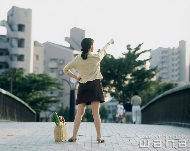 人 女性 大人 日本人 主婦 奥さん お母さん 家族 背中 指さし 見上げる 夢 希望 未来 買い物 おつかい 家事 町 街 住宅 家 マンション 建物 生活 暮らし 日常 全身 フォト作品紹介 イラスト 写真のストックフォトwaha ワーハ