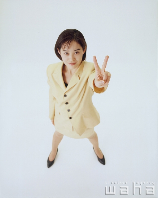 イラスト＆写真のストックフォトwaha（ワーハ）　人物、日本人、ビジネス、ビジネスウーマン、女性、白バック、表情、ポーズ、仕事、働く、OL、ピース、指、手、Vサイン　p1-1130a