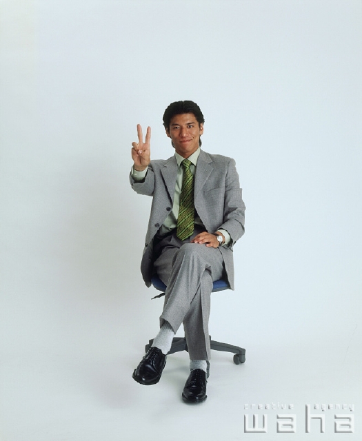 イラスト＆写真のストックフォトwaha（ワーハ）　人物、日本人、ビジネス、ビジネスマン、男性、白バック、表情、ポーズ、ビジネス、オフィス、仕事、働く、サラリーマン、座る、ピース、指、手、Vサイン　p1-1141a