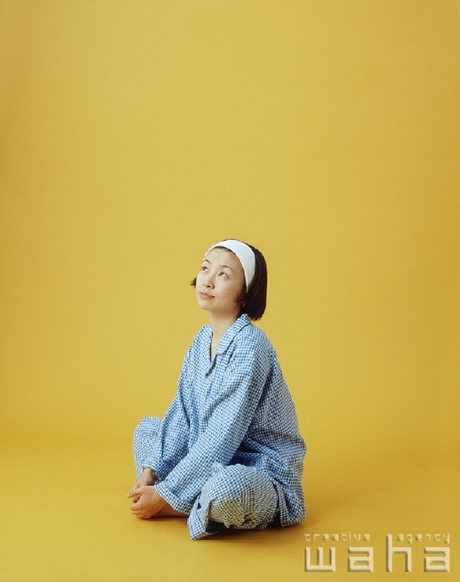 イラスト＆写真のストックフォトwaha（ワーハ）　人物、日本人、女性、20代、30代、白バック、表情、ポーズ、パジャマ、寝巻き、あぐら、座る　p1-1386a
