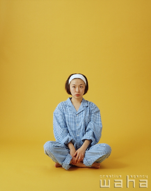 イラスト＆写真のストックフォトwaha（ワーハ）　人物、日本人、女性、20代、30代、白バック、表情、ポーズ、パジャマ、寝巻き、あぐら、座る　p1-1388a