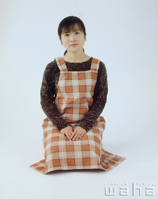 イラスト＆写真のストックフォトwaha（ワーハ）　人物、日本人、女性、20代、30代、白バック、主婦、表情、ポーズ、正座、座る　p1-1400a