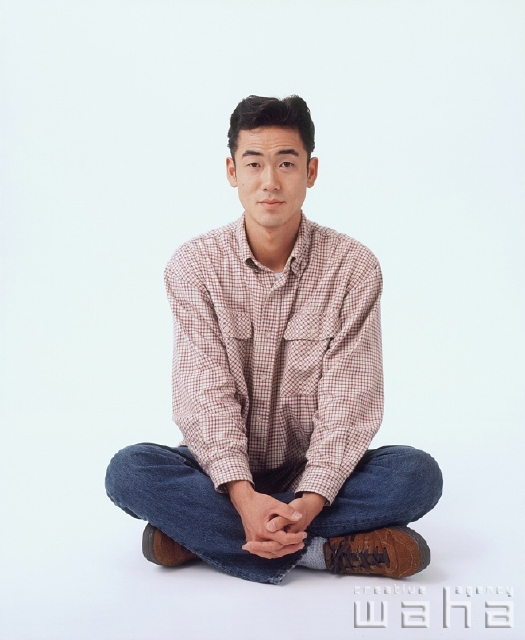 人物 日本人 男性 代 30代 白バック 表情 ポーズ あぐら 座る フォト作品紹介 イラスト 写真のストックフォトwaha ワーハ