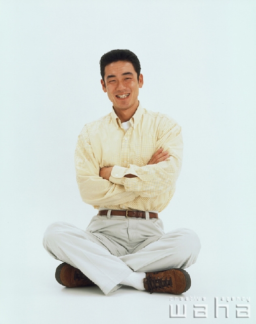 人物 日本人 男性 代 30代 白バック 表情 ポーズ あぐら 座る フォト作品紹介 イラスト 写真のストックフォトwaha ワーハ カンプデータは無料