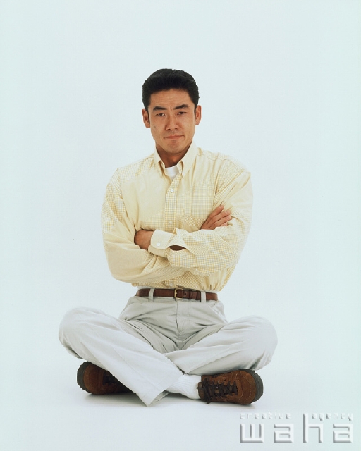人物 日本人 男性 代 30代 白バック 表情 ポーズ あぐら 座る フォト作品紹介 イラスト 写真のストックフォトwaha ワーハ
