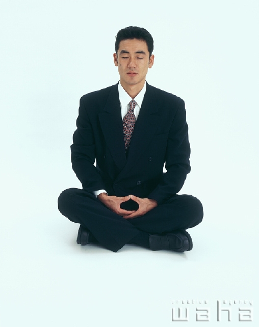 人物 日本人 ビジネス ビジネスマン 男性 白バック 表情 ポーズ 仕事 働く サラリーマン あぐら 座る フォト作品紹介 イラスト 写真のストックフォトwaha ワーハ カンプデータは無料