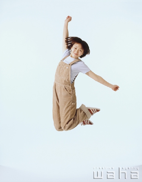 イラスト＆写真のストックフォトwaha（ワーハ）　人物、日本人、女性、20代、30代、白バック、ジャンプ、若者　p1-1533a