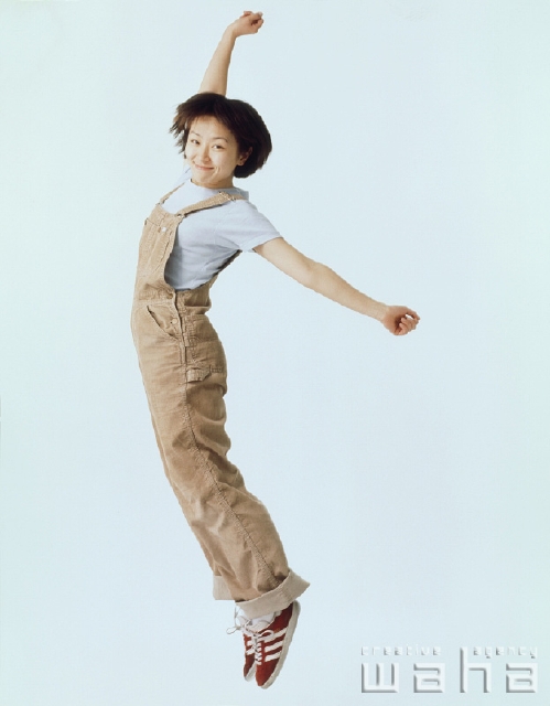 イラスト＆写真のストックフォトwaha（ワーハ）　人物、日本人、女性、20代、30代、白バック、ジャンプ、若者　p1-1535a