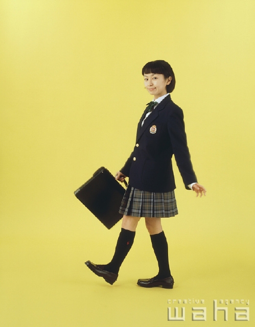 イラスト＆写真のストックフォトwaha（ワーハ）　人物、日本人、高校生、白バック、歩く、女子高生、中学生、生徒、制服、学生服　p1-1563a