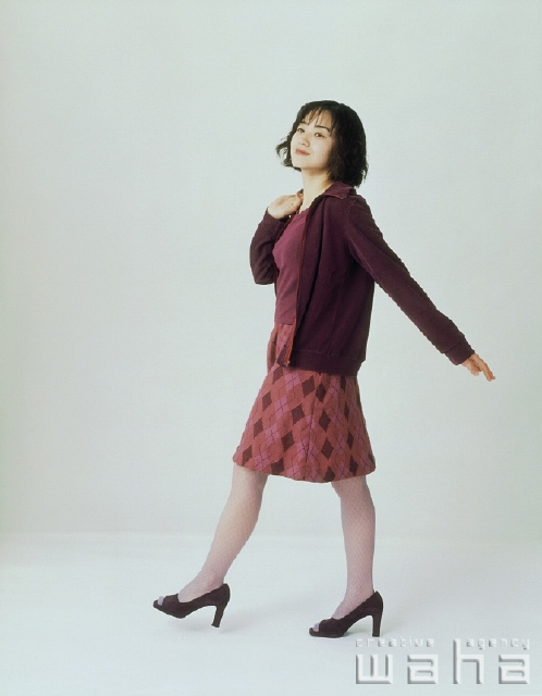 イラスト＆写真のストックフォトwaha（ワーハ）　人物、日本人、女性、20代、30代、白バック、歩く　p1-1566a