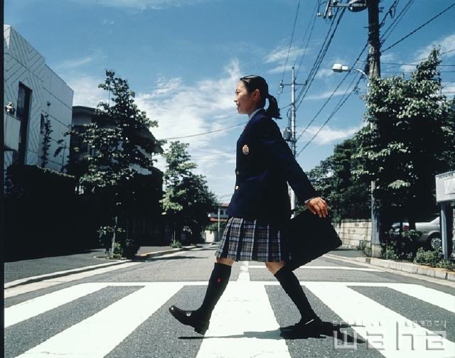 イラスト＆写真のストックフォトwaha（ワーハ）　人物、日本人、高校生、歩く、女子高生、中学生、学生、生徒、制服、学生服　p1-1567a