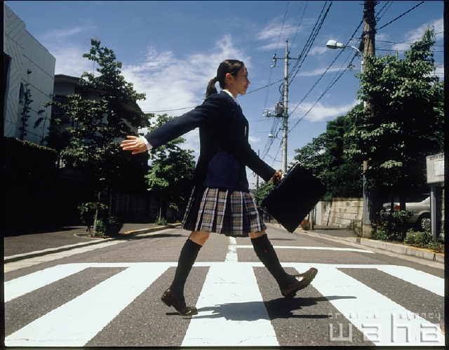 イラスト＆写真のストックフォトwaha（ワーハ）　人物、日本人、高校生、歩く、女子高生、中学生、学生、生徒、制服、学生服　p1-1568a