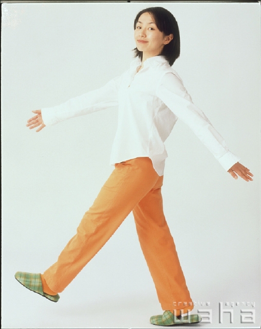 イラスト＆写真のストックフォトwaha（ワーハ）　人物、日本人、女性、20代、30代、白バック、歩く　p1-1569a