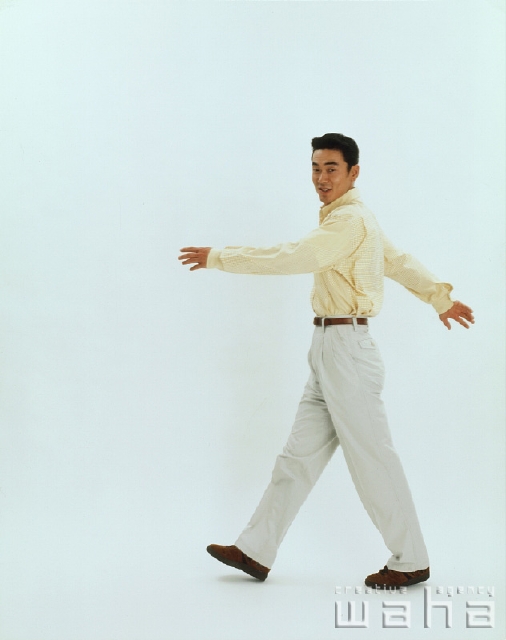 イラスト＆写真のストックフォトwaha（ワーハ）　人物、日本人、男性、20代、30代、白バック、歩く　p1-1574a