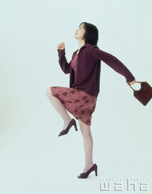 イラスト＆写真のストックフォトwaha（ワーハ）　人物、日本人、女性、20代、30代、白バック、歩く　p1-1578a