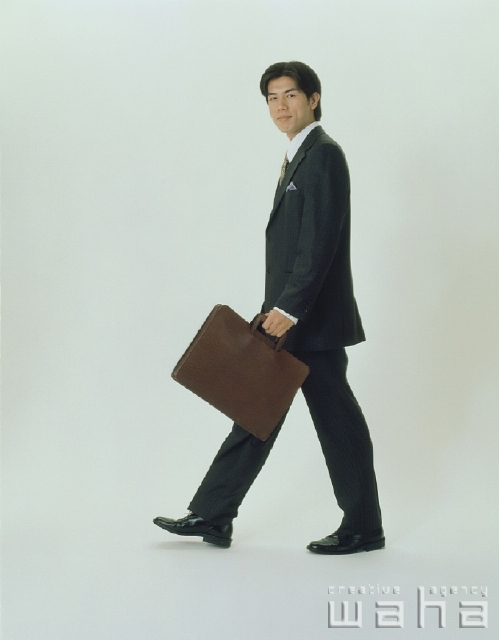イラスト＆写真のストックフォトwaha（ワーハ）　人物、日本人、ビジネス、ビジネスマン、男性、白バック、歩く、仕事、働く、サラリーマン　p1-1582a