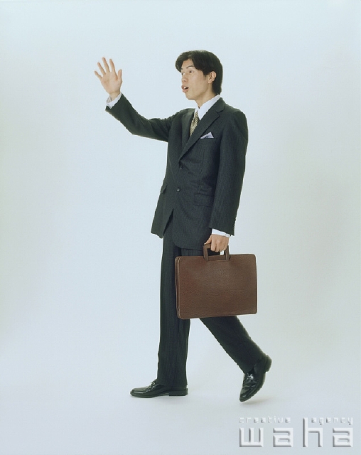 イラスト＆写真のストックフォトwaha（ワーハ）　人物、日本人、ビジネス、ビジネスマン、男性、白バック、歩く、仕事、働く、サラリーマン　p1-1583a