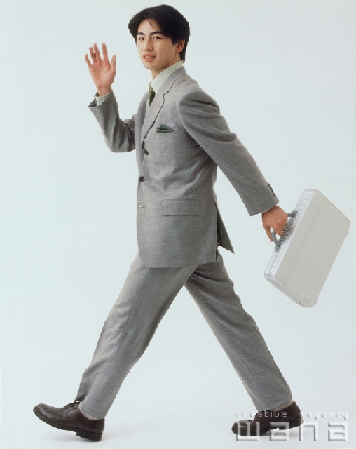 イラスト＆写真のストックフォトwaha（ワーハ）　人物、日本人、ビジネス、ビジネスマン、男性、白バック、歩く、仕事、働く、サラリーマン　p1-1585a