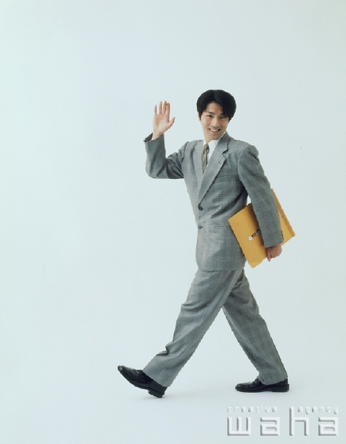 イラスト＆写真のストックフォトwaha（ワーハ）　人物、日本人、ビジネス、ビジネスマン、男性、白バック、歩く、仕事、働く、サラリーマン　p1-1587a