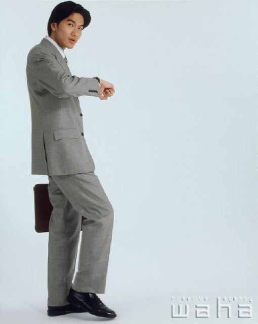 イラスト＆写真のストックフォトwaha（ワーハ）　人物、日本人、ビジネス、ビジネスマン、男性、白バック、歩く、仕事、働く、サラリーマン　p1-1589a