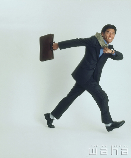 人物 日本人 ビジネス ビジネスマン 男性 白バック 走る 仕事 働く サラリーマン フォト作品紹介 イラスト 写真のストックフォトwaha ワーハ カンプデータは無料