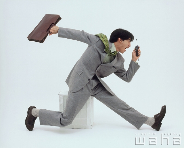 人物 日本人 ビジネス ビジネスマン 男性 白バック 走る 仕事 働く サラリーマン フォト作品紹介 イラスト 写真のストックフォトwaha ワーハ カンプデータは無料