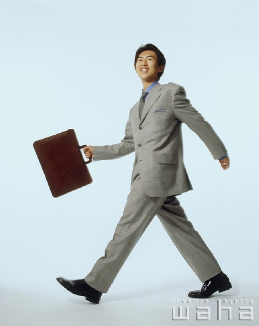 イラスト＆写真のストックフォトwaha（ワーハ）　人物、日本人、ビジネス、ビジネスマン、男性、白バック、歩く、仕事、働く、サラリーマン　p1-1598a
