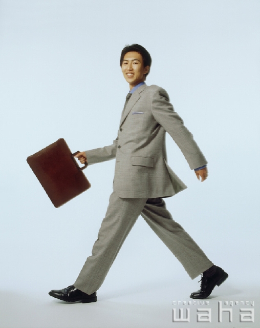 イラスト＆写真のストックフォトwaha（ワーハ）　人物、日本人、ビジネス、ビジネスマン、男性、白バック、歩く、仕事、働く、サラリーマン　p1-1598av