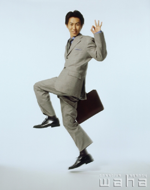 イラスト＆写真のストックフォトwaha（ワーハ）　人物、日本人、ビジネス、ビジネスマン、男性、白バック、走る、仕事、働く、サラリーマン　p1-1600a
