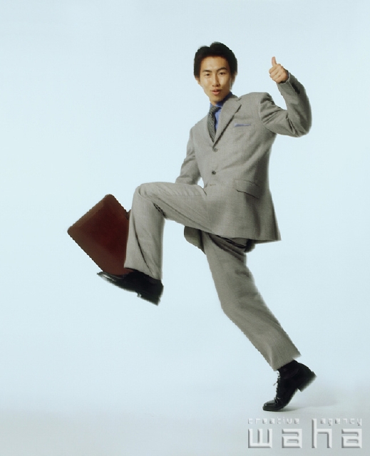 イラスト＆写真のストックフォトwaha（ワーハ）　人物、日本人、ビジネス、ビジネスマン、男性、白バック、走る、仕事、働く、サラリーマン　p1-1602a