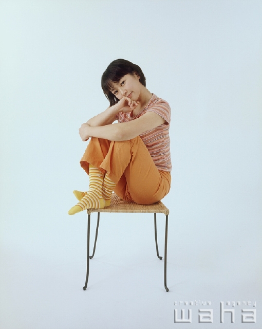 イラスト＆写真のストックフォトwaha（ワーハ）　人物、日本人、女性、20代、30代、白バック、表情、ポーズ、若者、座る　p1-1672a