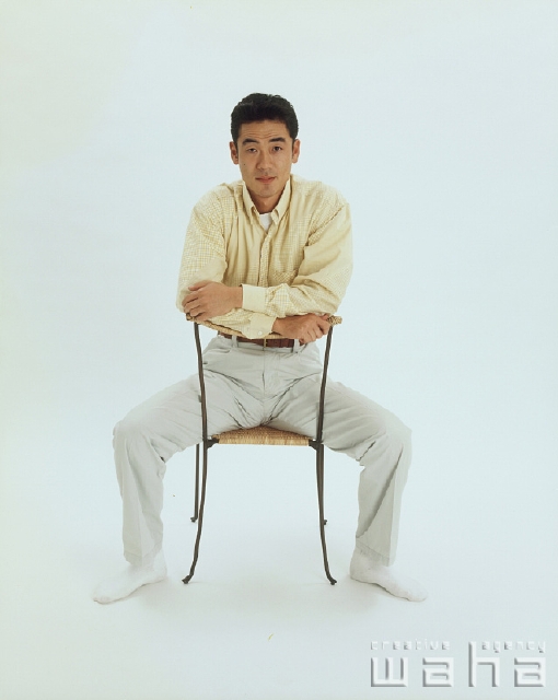 人物 日本人 男性 代 30代 白バック 表情 ポーズ 座る フォト作品紹介 イラスト 写真のストックフォトwaha ワーハ カンプデータは無料