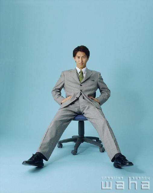 人物 日本人 ビジネス ビジネスマン 男性 白バック 表情 ポーズ ビジネス オフィス 仕事 働く サラリーマン 座る フォト作品紹介 イラスト 写真のストックフォトwaha ワーハ カンプデータは無料