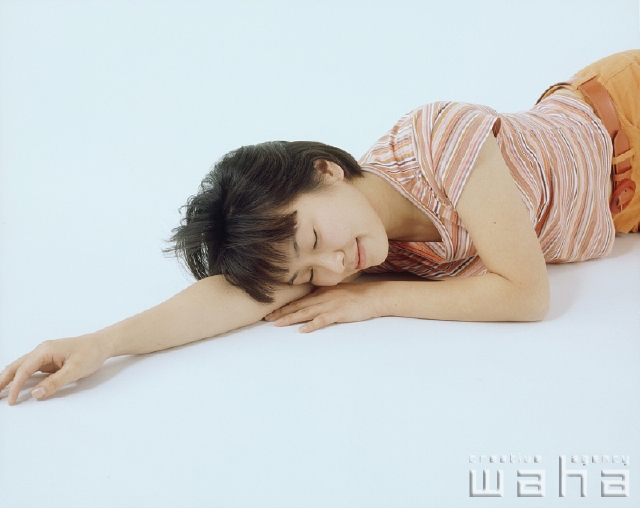 イラスト＆写真のストックフォトwaha（ワーハ）　人物、日本人、女性、20代、30代、白バック、リラックス、若者、寝る、ねる、横たわる、横になる　p1-1751a