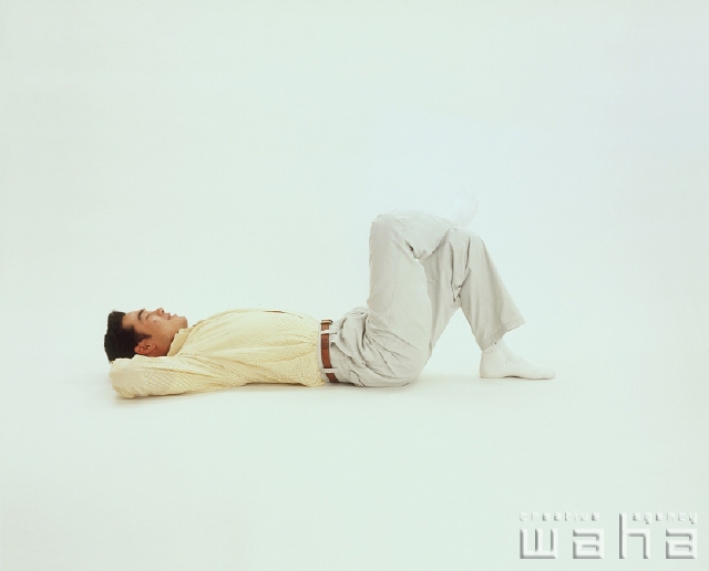 イラスト＆写真のストックフォトwaha（ワーハ）　人物、日本人、男性、20代、30代、白バック、リラックス、寝る、ねる、横たわる、横になる　p1-1767a