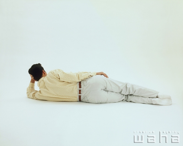 人物 日本人 男性 代 30代 白バック リラックス 寝る ねる 横たわる 横になる フォト作品紹介 イラスト 写真の ストックフォトwaha ワーハ カンプデータは無料